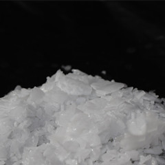 氫氧化鈉主要用于造紙、纖維素紙漿和肥皂的生產(chǎn)、合成洗滌劑、合成脂肪酸和動植物脂肪的精煉。